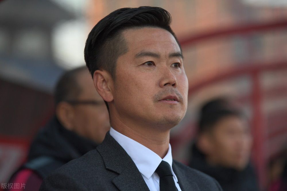 现场与粉丝亲密互动，更与男粉丝微笑自拍，尽显女神亲民一面。